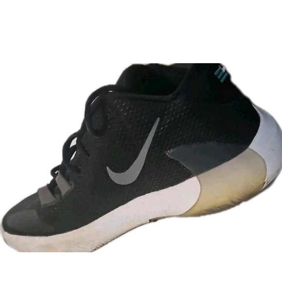 Nike Black and White Athletic Shoes main image 11